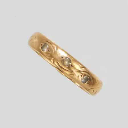 Ring med vita stenar, stl 17, bredd 3,5mm, slitage, 18K Vikt: 3 g