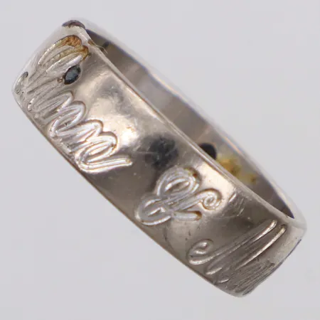 Ring, stl 18, bredd 6,5mm, vitguld, gravyr, 18K Vikt: 8,3 g