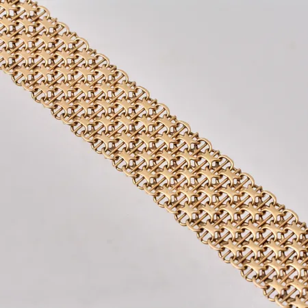 Armband i 18K guld, 20cm, X-länk med stav, bredd 16,8mm, tillverkad av Stockholms Stads Arbetsvårdsbyrå, år 1972, vikt 29,52g.