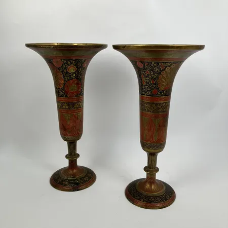 Ett par vaser i mässing, mönsterdekor med påfågel i färg, höjd 21,5cm, bucklor, ojämnheter, slitage,  Skickas med paket.