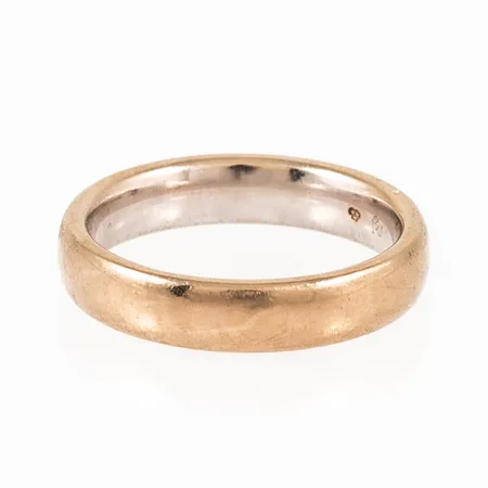 Graverad ring i 18K vitguld. Vikt: 9,8g. 