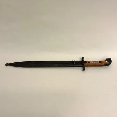 Bajonett, längd inkl fodral 48,5cm, Eskilstuna Järn, silverplatta med gravyr, slitage. Skickas med paket.
