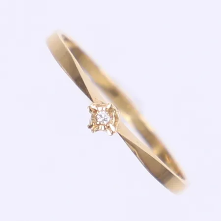 Ring med diamant totalt 1x 0,01ct enligt gravyr stl 18 bredd 1-3mm 18K  Vikt: 1,2 g