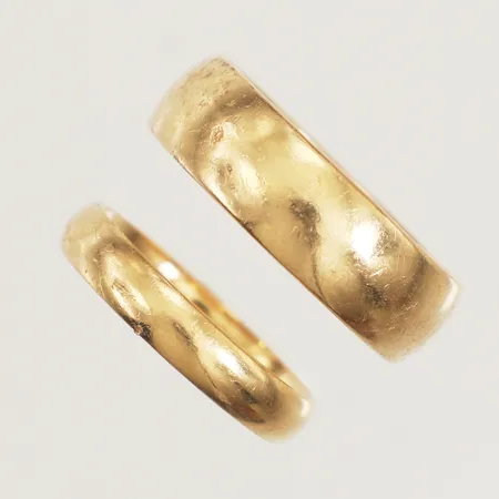 Två ringar, stl 20½,18½, gravyr, 18K  Vikt: 15,4 g