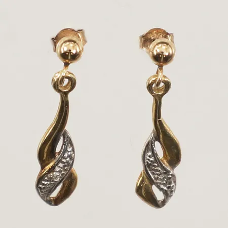 Ett par örhängen med stenar, ca 18mm, bredd 4,4mm, 9K Vikt: 0,8 g