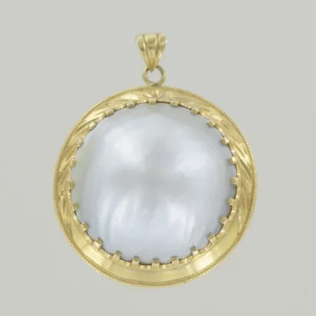 Hänge med mabé pärla, längd 3 cm, bredd 2,5 cm, 18K Vikt: 8,8 g