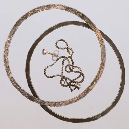 Diverse silver, defekt, gravyr, silver 830-925/1000 Vikt: 13,7 g