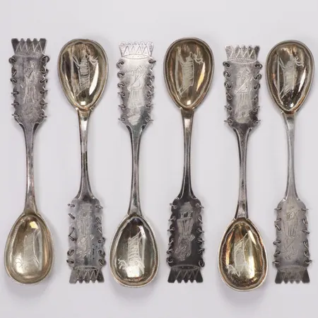 Sex kaffeskedar samisk motiv, längd 12cm, delvis förgylld, Osk Strömbergs Eftr, år 1931, sliten Osk Strömbergs Eftr etui, gravyr, silver 830/1000 Vikt: 72,2 g