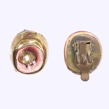 Ett par örhängen clips i keramik och gulmetall tillv. Raija Rauanheimo-Kojonen