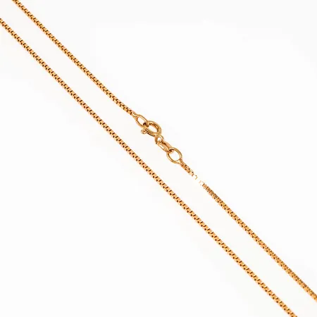 Kedja Venezia i 18K guld. Den är 50 cm lång, 1 mm bred och väger 4,9g. Fint skick. Springring.
