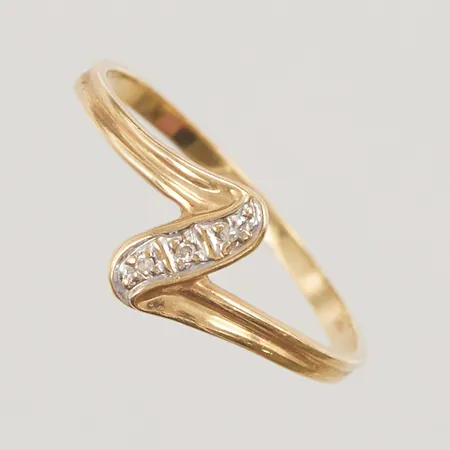 Ring diamanter 3x ca 0,01ct, Ø17¾, bredd:8mm, 18K 1,2g.