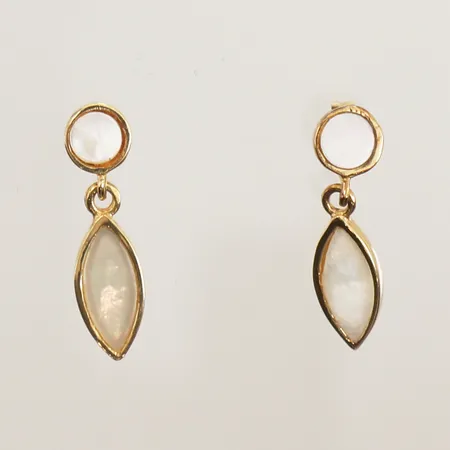 Ett par örhängen med pärlemor, ca 18mm, bredd 5mm, ett stopp saknas, 18K Vikt: 1,3 g