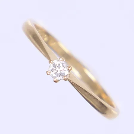Ring med diamant totalt 1x0,11ct enligt gravyr stl 18 bredd 2-3mm, 18K  Vikt: 2,2 g