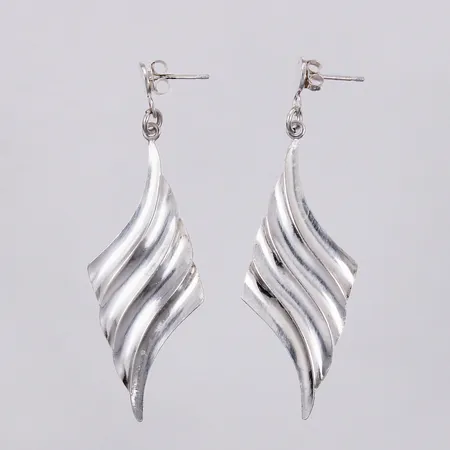 Ett par örhängen, längd: ca 5,5cm, bredd: ca 2cm, 925/1000, silver Vikt: 3,9 g