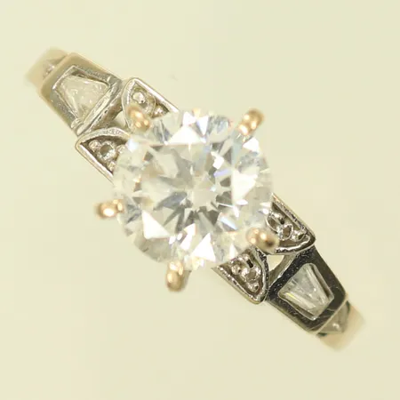 Ring med vita stenar stl 17¼, bredd 2-9mm, en sten skadad, 18K 3g