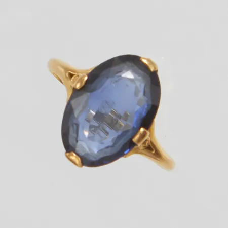 Ring med syntetisk safir, stl19½, bredd 1,5-15,5mm, skadad sten, bruttovikt: 3,4g.