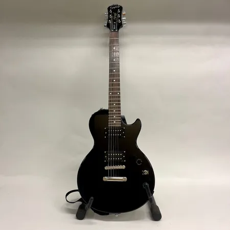 Elgitarr, Epihphone Special II, Indonesien, serie-nr S107030506, en sträng av, sliten axelrem,stötmärken, slitet mjukt fodral. Skickas med Bussgods eller PostNord