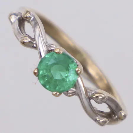 Ring med syntetisk smaragd, stl 15¾, bredd 1,6-5mm, vitguld, 9K  Vikt: 1,9 g