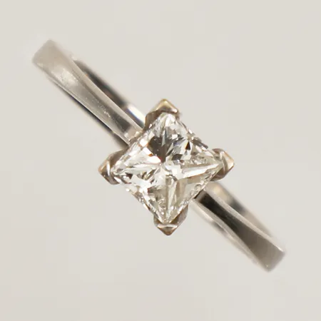  Ring med prinsesslipad diamant 0,90ct, ca F, VVS2, IGI 1570339317, vitguld, stl 17¾, bredd 6,3mm, 18K Vikt: 3,4 g