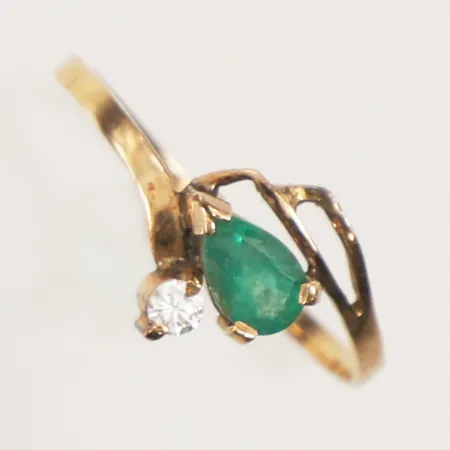 Ring med vit och grön sten, stl 18¾, bredd 1,5-10,5mm, ostämplad, 18K  Vikt: 1,5 g