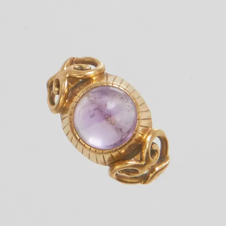 Ring med ametist, stl16½, bredd 1,5-10mm, höjd 7mm, skadad sten, 18K, bruttovikt: 3,3g Vikt: 3,3 g