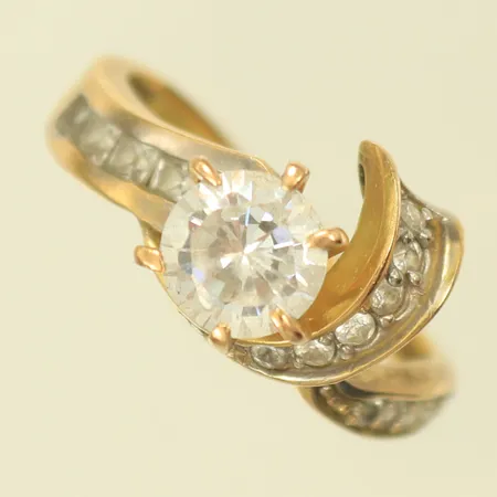 Ring med vita stenar stl 16¼, bredd 2-9mm, ostämplad, skev skena, 18K, 4,2g bruttovikt