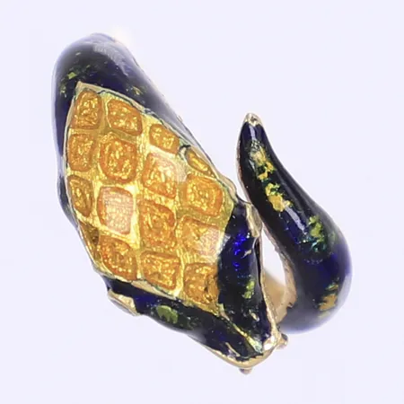 Ring i form av orm med emaljdetaljer stl 16¾ bredd 3-12mm, något ojämn skena, repig, 18K  Vikt: 5,5 g