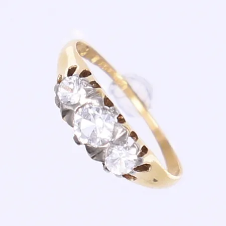 Ring med vita stenar tillv. G. Dahlgren & Co stl 17½ bredd 1-6mm 18K Vikt: 2,5 g