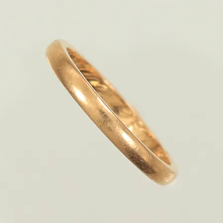 Ring stl 18¾ bredd 2mm, graverad, 18K Vikt: 3,4 g