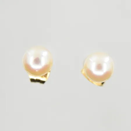 Ett par örhängen med odlade pärlor Ø5 mm, 18K. Vikt: 1,1 g