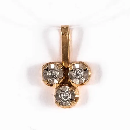Hänge i 18K guld med 3 x ca 0,01ct 8/8 slipade diamanter. Det är 7,5 mm brett, 12,5 mm långt inkl. ögla och väger 0,7g. 