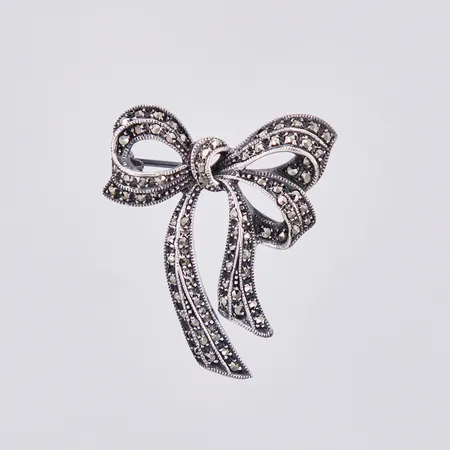 Brosch med markasiter, längd ca 38mm, bredd ca 32mm, 925/1000 silver Vikt: 10,1 g