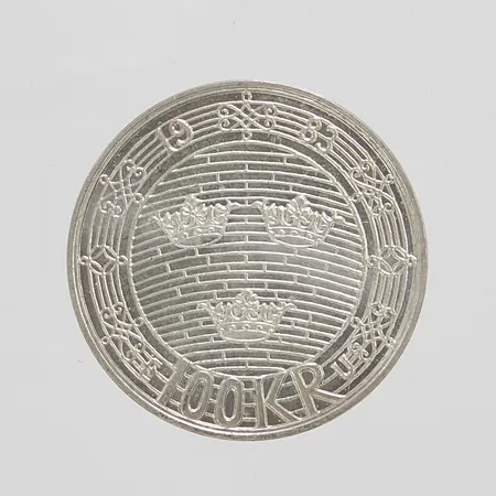Mynt 100kr Sveriges Riksdag Helgeandsholmen, Ø 32mm, repig, 925/1000 silver Vikt: 16,1 g