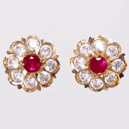 Ett par örhängen med vita och röda stenar, Ø12,8mm,  skruvlås, 22K Vikt: 2,7 g
