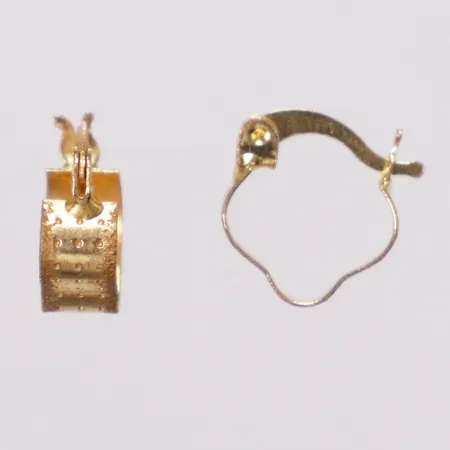 Ett par örhängen, längd 10,3mm, bredd 9,3mm, 18K Vikt: 0,8 g