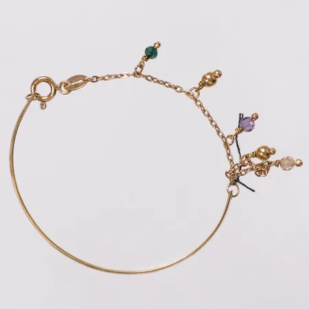 Barnarmring med färgade stenar, innermått ca40x35mm, bredd 1,2-3,2mm, intrasslat tråd/hår, 18K Vikt: 2,1 g