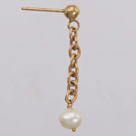 Örhänge med odlad pärla Ø6,2mm, längd 32,7mm, saknar snurrebuss, udda, 18K Vikt: 0,9 g