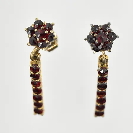 Ett par örhängen med granater, längd 28 mm, bredd 2-8 mm, förgyllda, 835/1000 silver. Vikt: 2,7 g