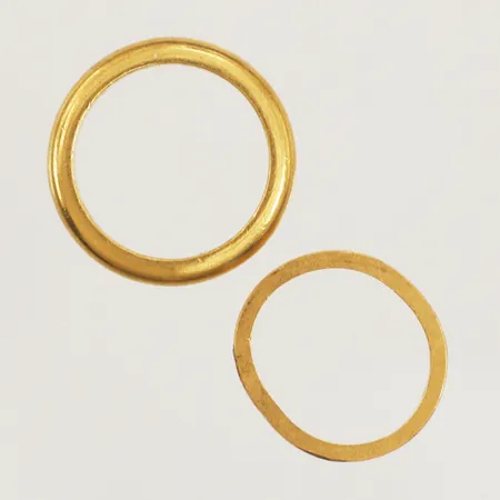 Två ringar, defekt, graverat, 23K Vikt: 11,9 g