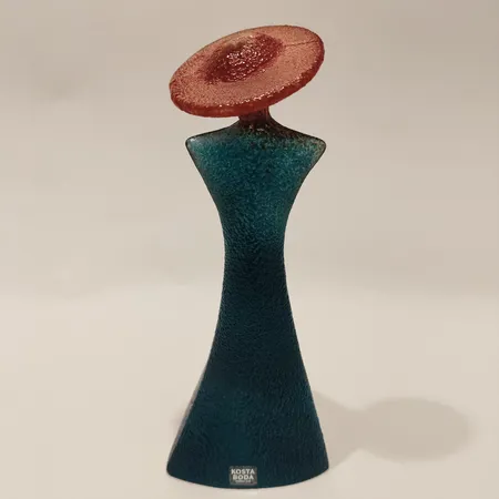 Skulptur Madame, ur serien Catwalk, Kjell Engman, Kosta Boda, höjd ca 17,5cm, referensnr 7090557, etikettmärkt, smärre missfärgningar nertill, repig under Skickas med postpaket.