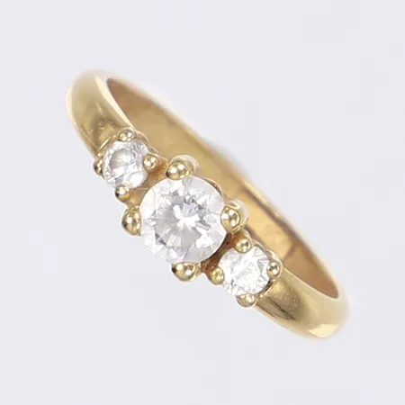 Ring med vita stenar stl 17¾ bredd 3-5mm 18K  Vikt: 1,2 g