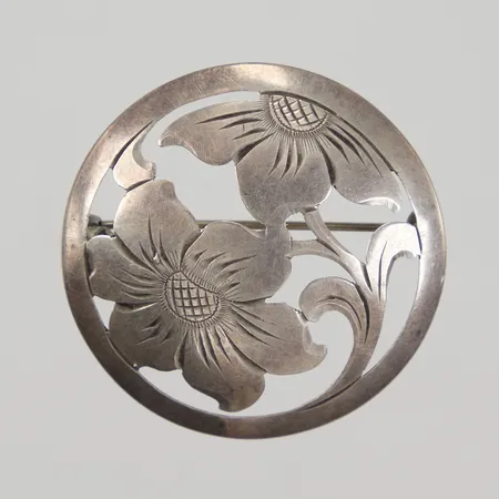 Brosch med blommotiv Ø39,8mm, 835/1000 silver,  Vikt: 5,9 g