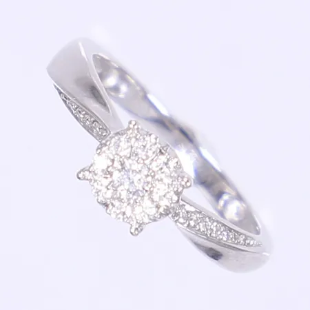 Ring med diamanter totalt 1xca 0,10ct, 8xca 0,01ct, 14xca 0,005ct stl 16¼ bredd 2-6mm, vitguld, 18K  Vikt: 2,7 g