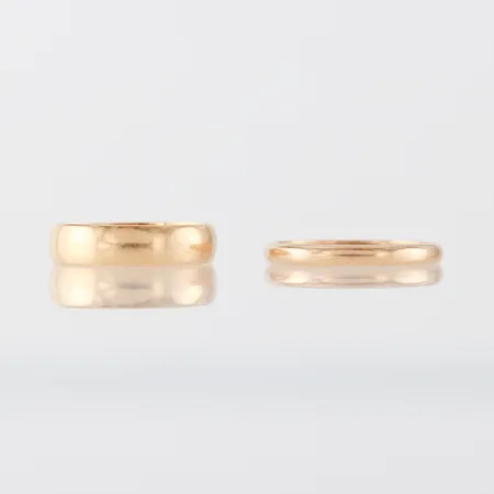 Ringar 2 st 18k med gravyrer. Vikt: 4,9 g