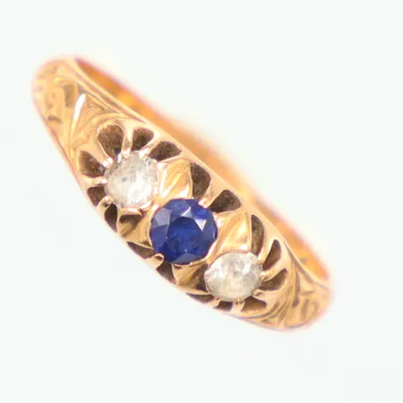 Ring Ø17½, två vita stenar, en blå sten, 18K Vikt: 3,1 g