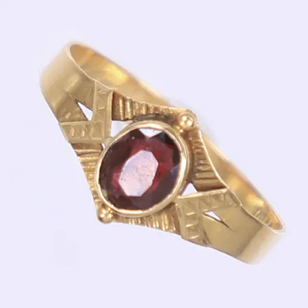 Ring med röd sten stl 17¼ bredd 3-9mm, gravyr, något ojämn skena, 18K Vikt: 1,2 g