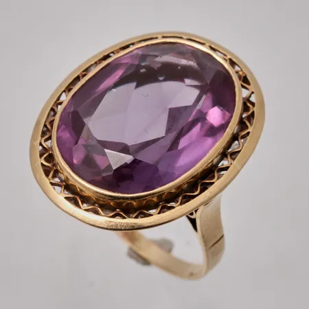 Ring i 18K guld, stl 17½, bredd 2-25,2mm, 1st Ametist, mått 14,6x20mm, bruttovikt 9,03g, ca nettovikt 4,5g.