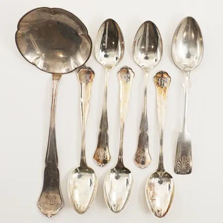 Sju skedar, graverade, 830/1000 silver  Vikt: 112,7 g