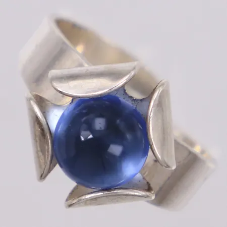 Ring med ljusblå sten, stl 17 ställbar skena, bredd 2,5-13,5mm, Hedbergs Guld, år 1977, silver 925/1000 Vikt: 4,3 g