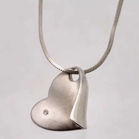  Hänge med kedja i silver, mått 15,8x20,7mm, 1st liten vit sten, kedja, 42,5-46,5cm, fyrkantig ormlänk, bredd 1mm, 925/1000, design Q Scandinavia, tillverkad av Guldfynd, vikt 9,22g.